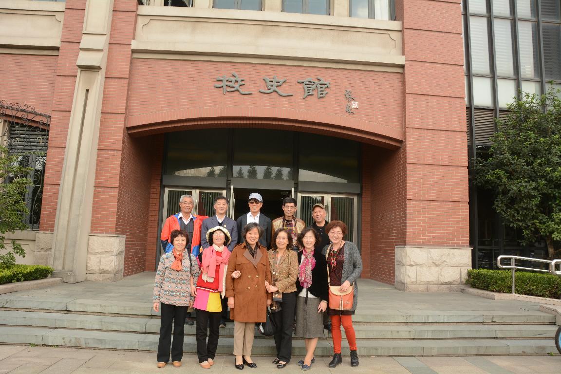 75级数学班校友参观校史馆